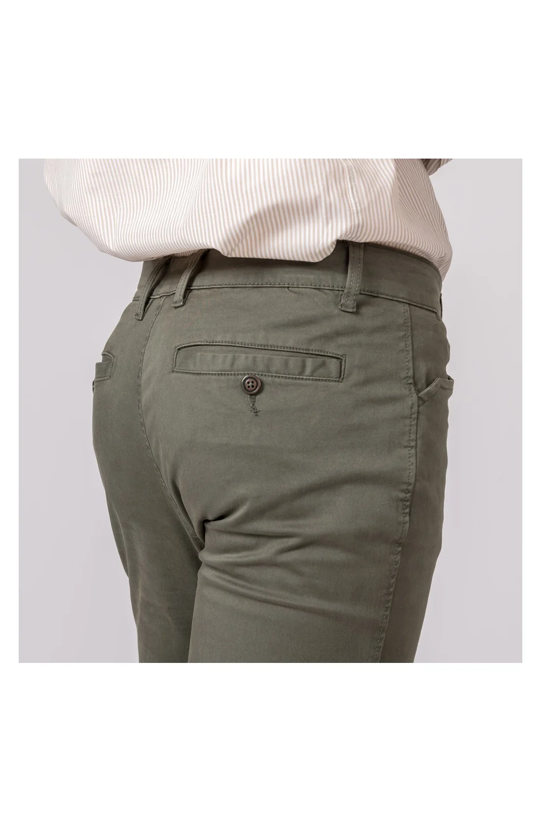 PANTALON MONTERO CON BOTONES VERDE