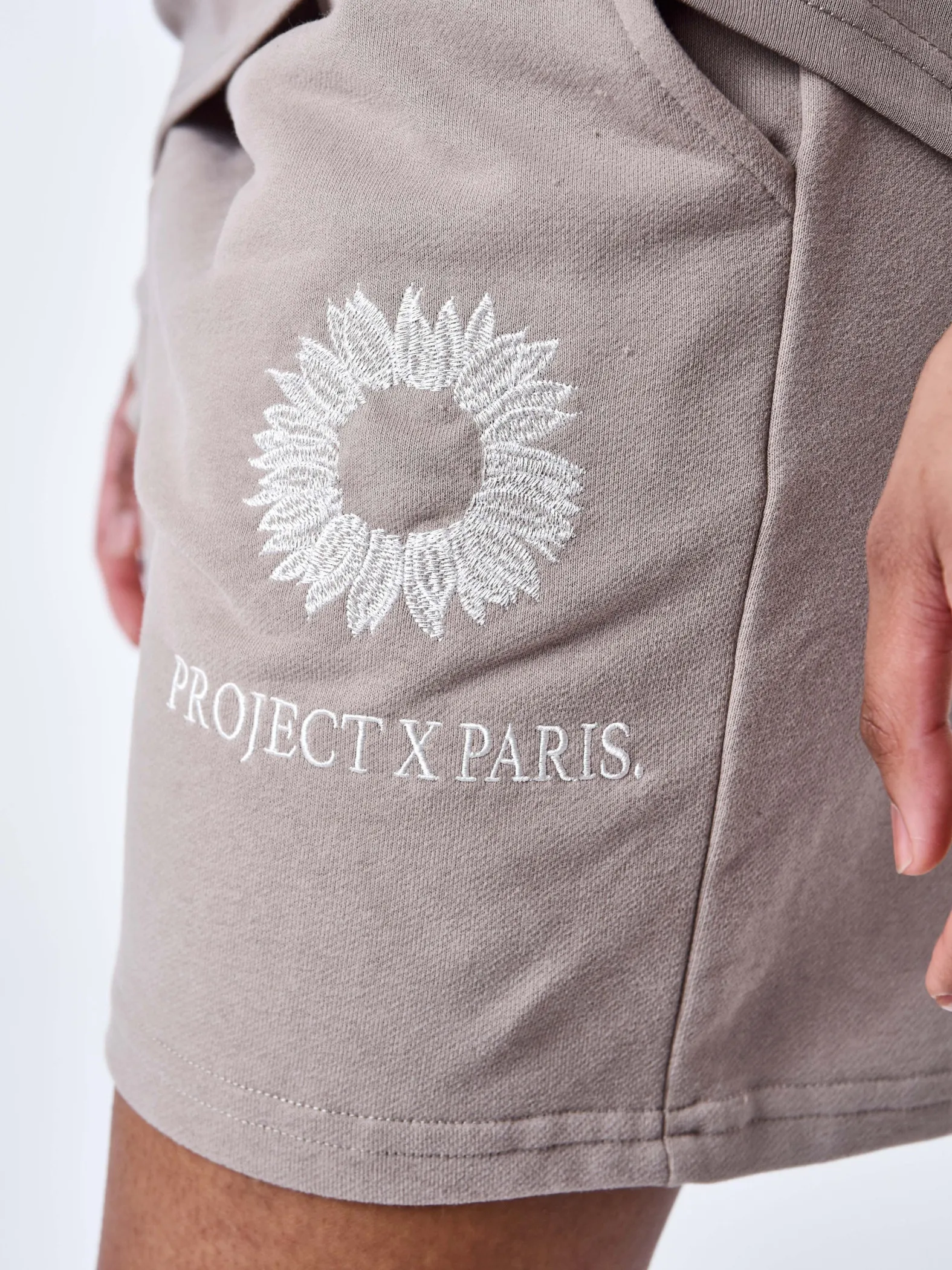 Pantalones cortos bordados con flores