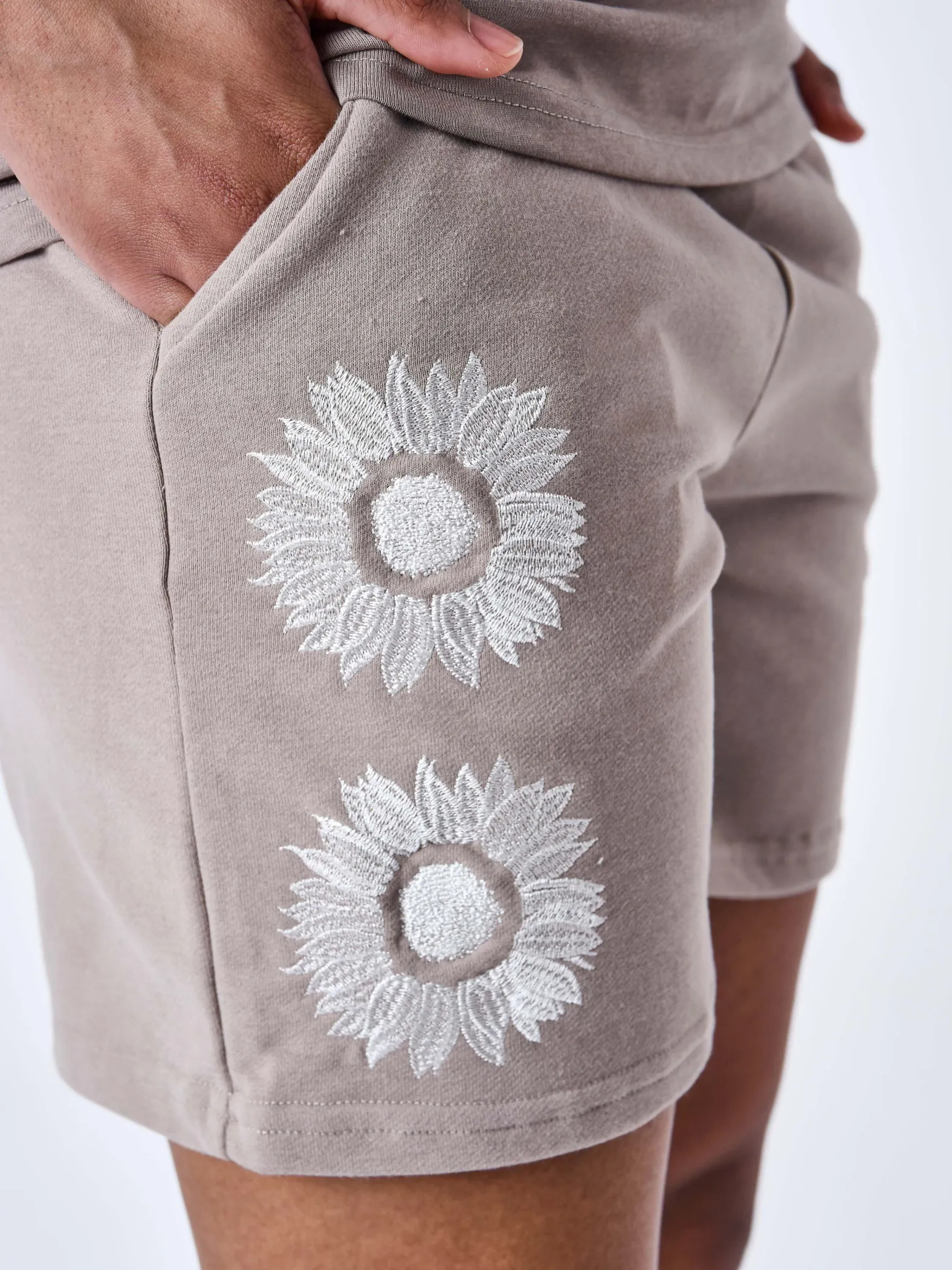 Pantalones cortos bordados con flores