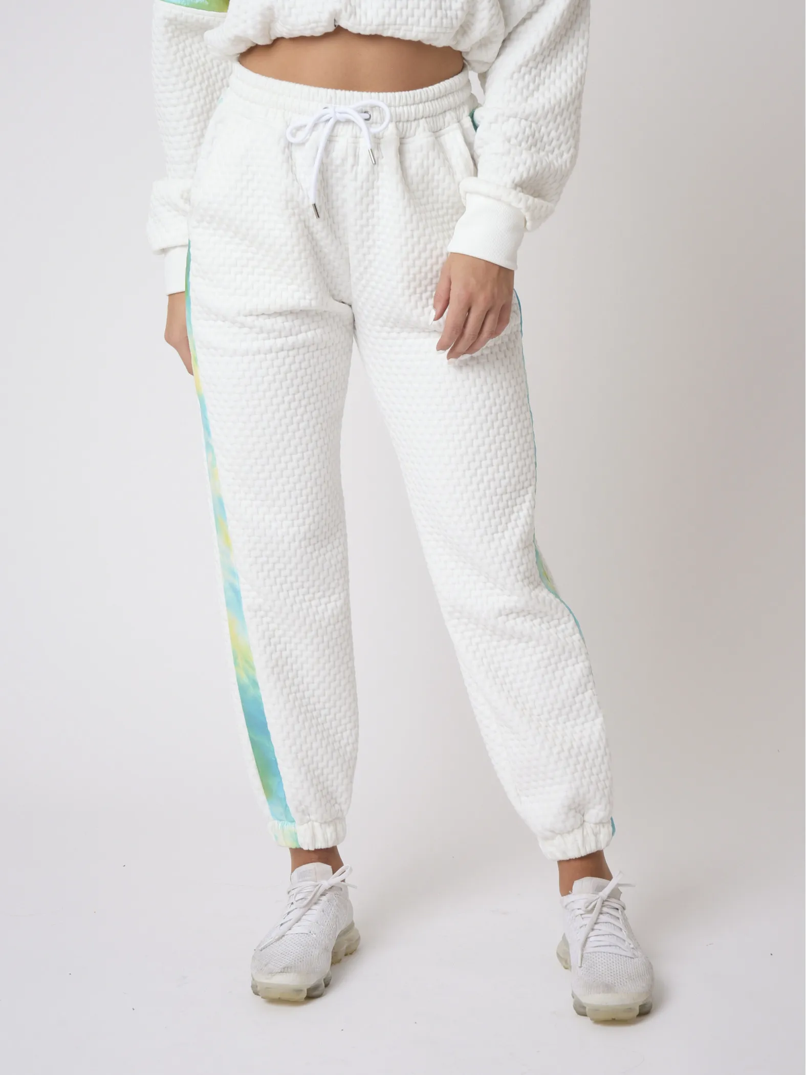Pantalón con textura en relieve y raya degradada