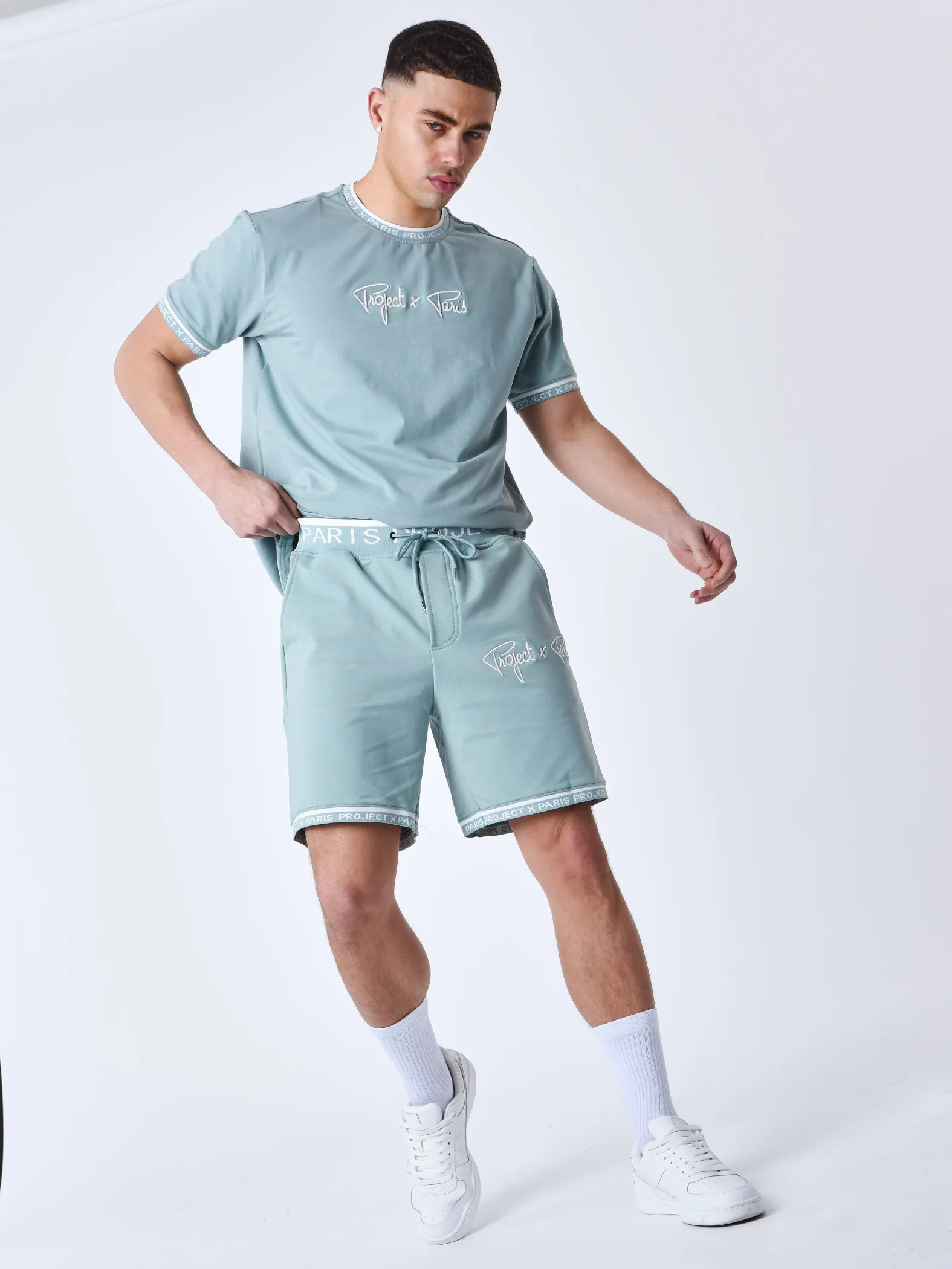 Pantalón corto con logotipo bordado