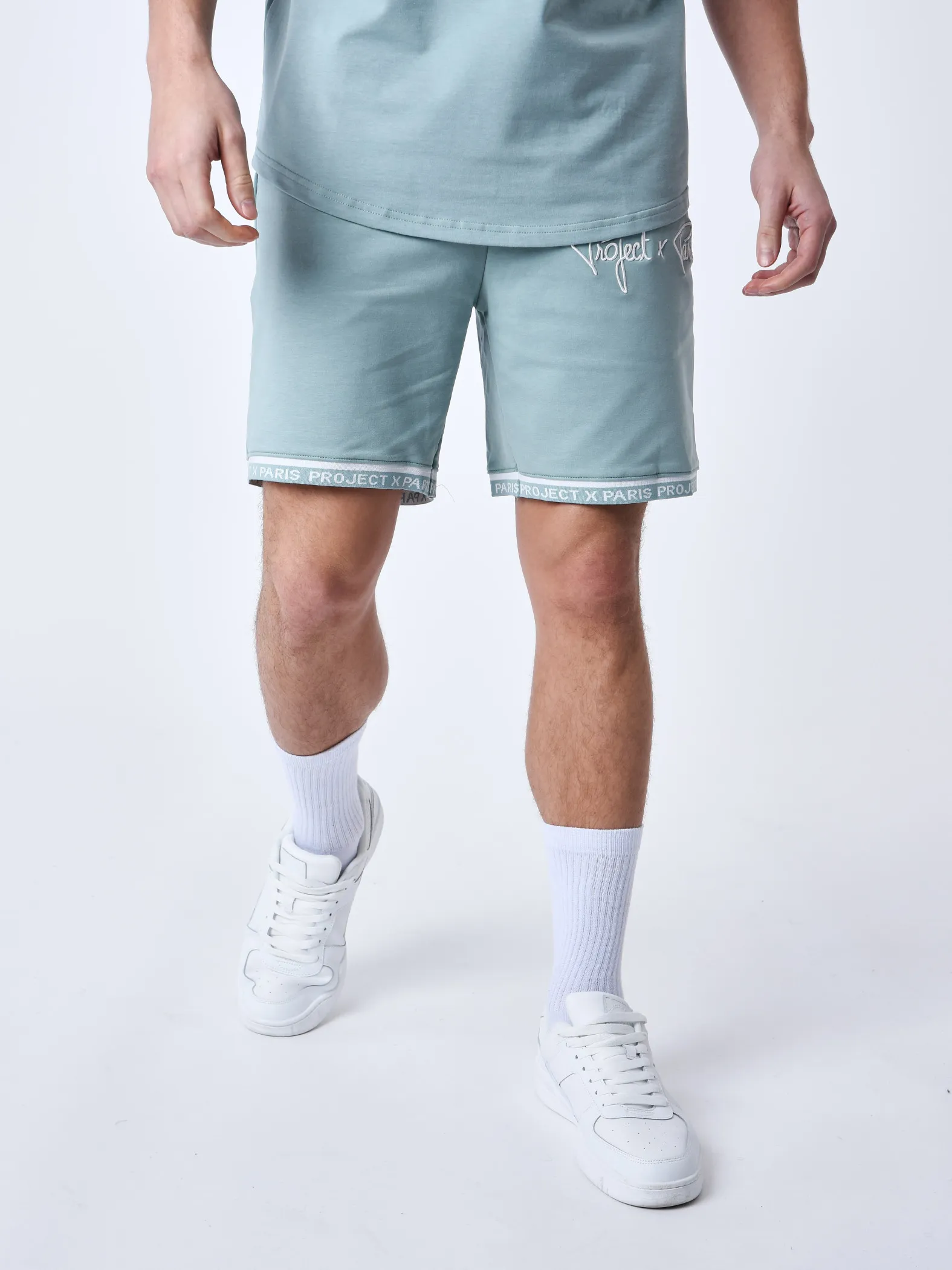 Pantalón corto con logotipo bordado