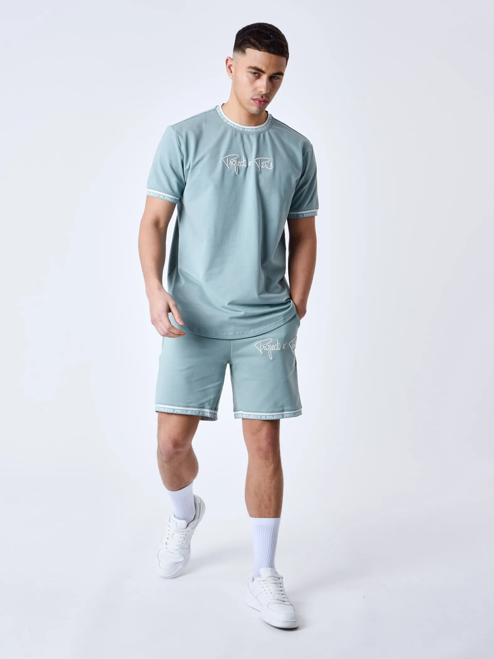 Pantalón corto con logotipo bordado