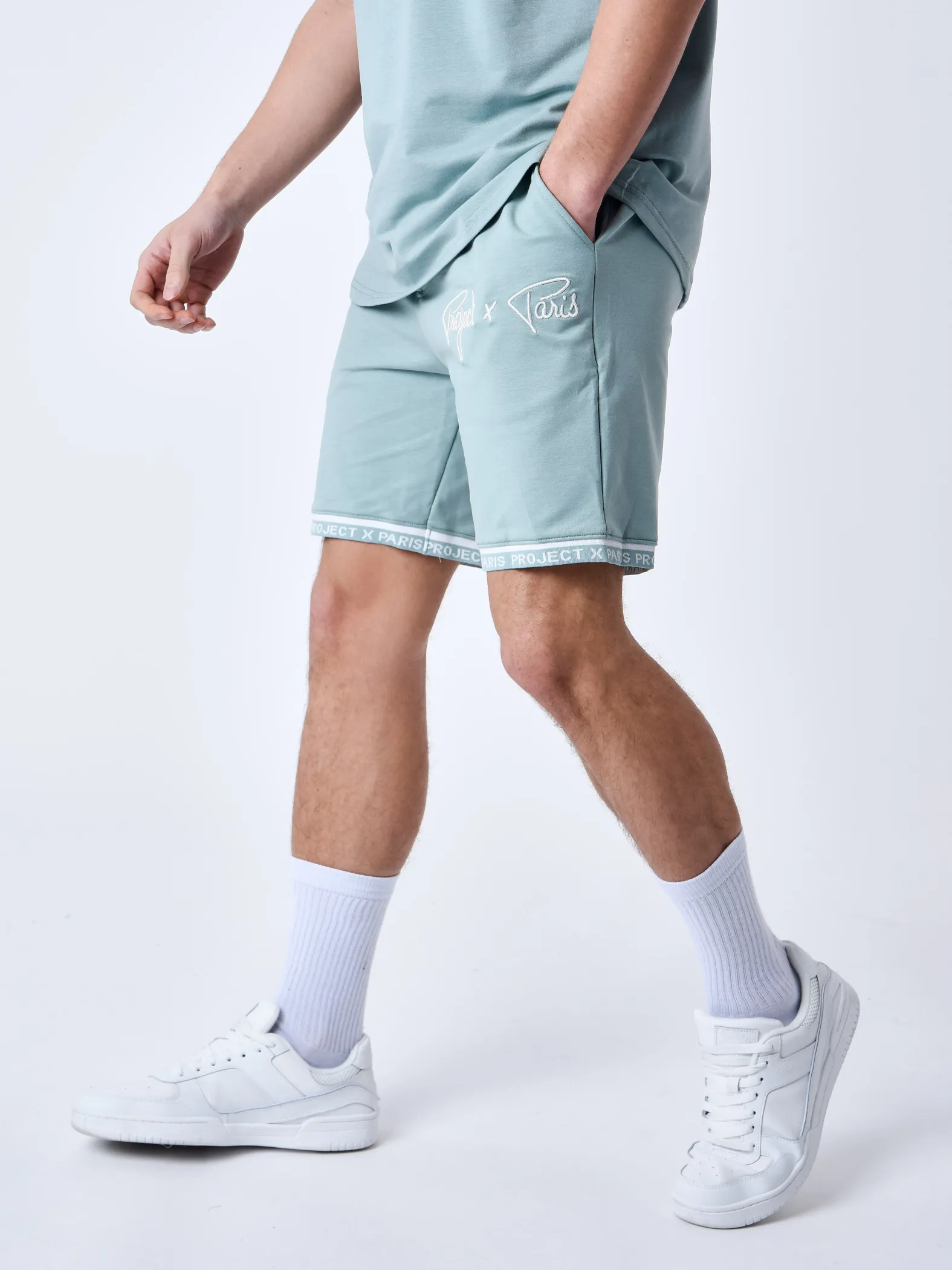Pantalón corto con logotipo bordado