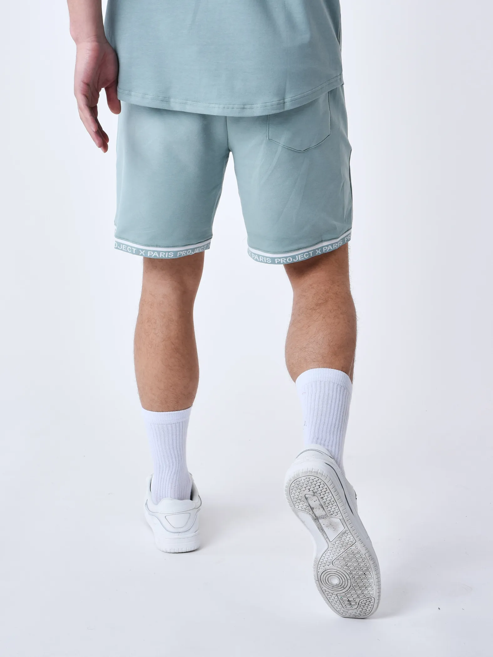 Pantalón corto con logotipo bordado