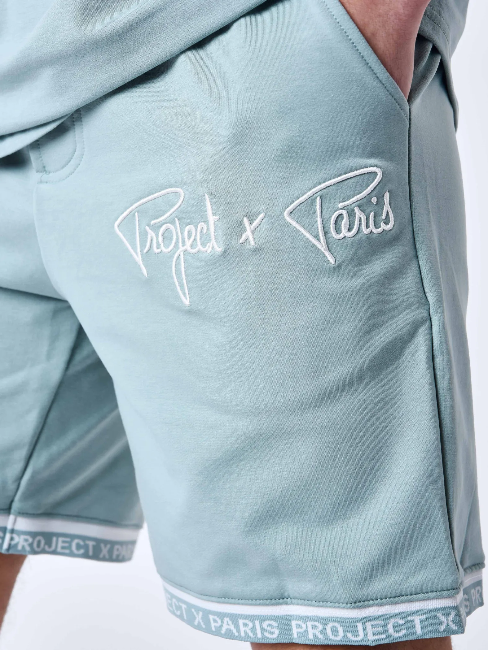 Pantalón corto con logotipo bordado