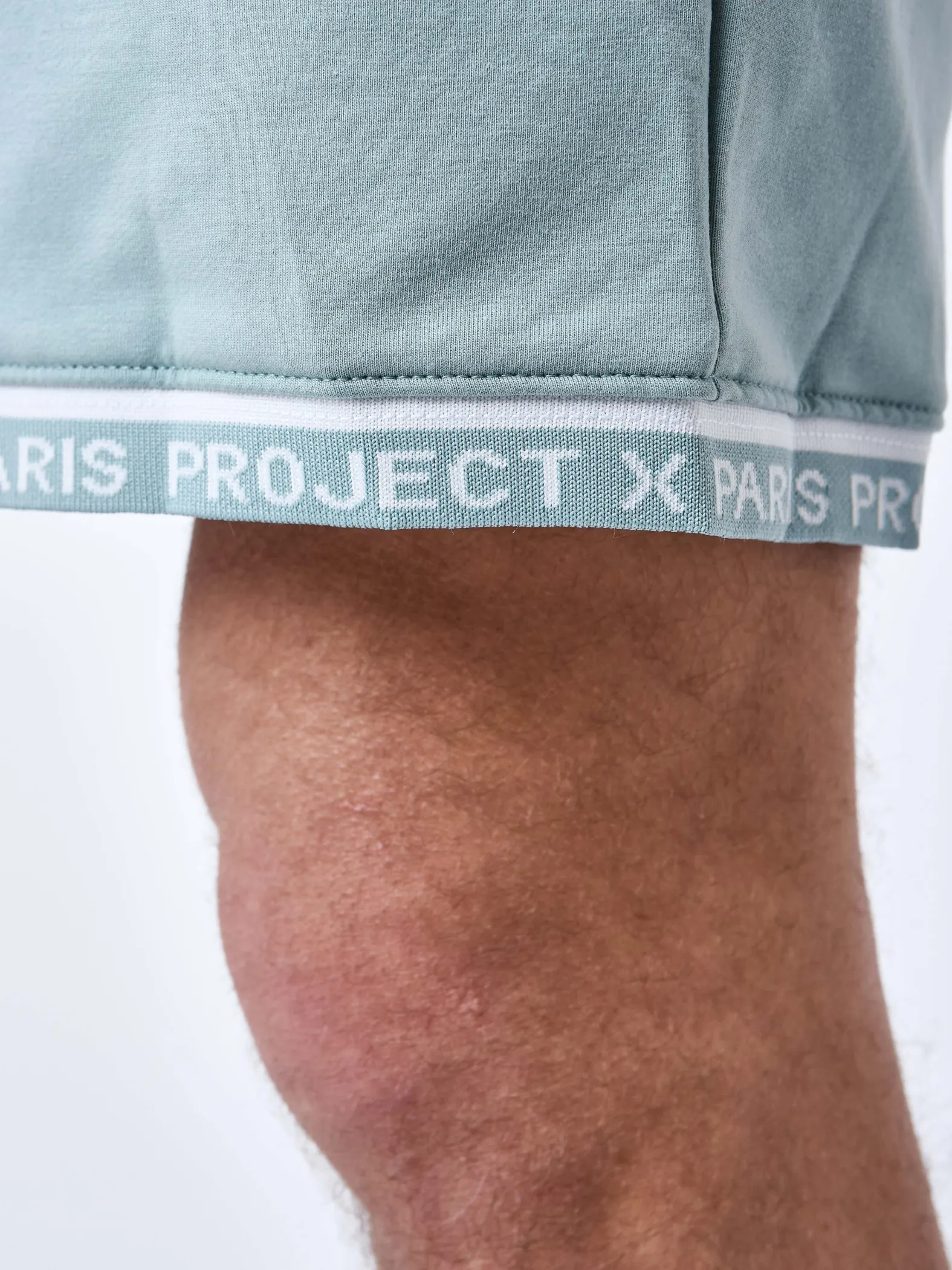 Pantalón corto con logotipo bordado