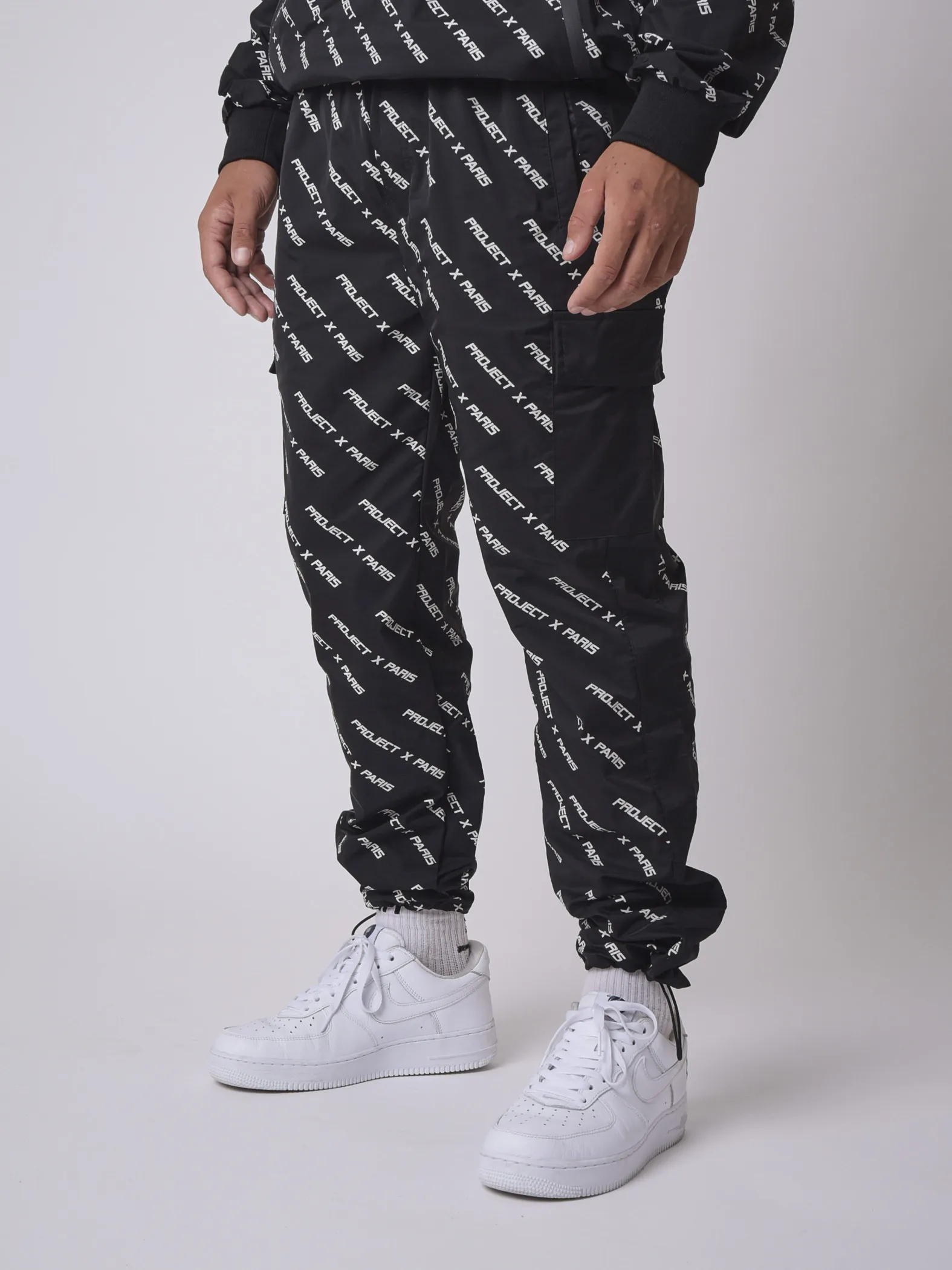 Pantalón de chándal con logotipo iridiscente