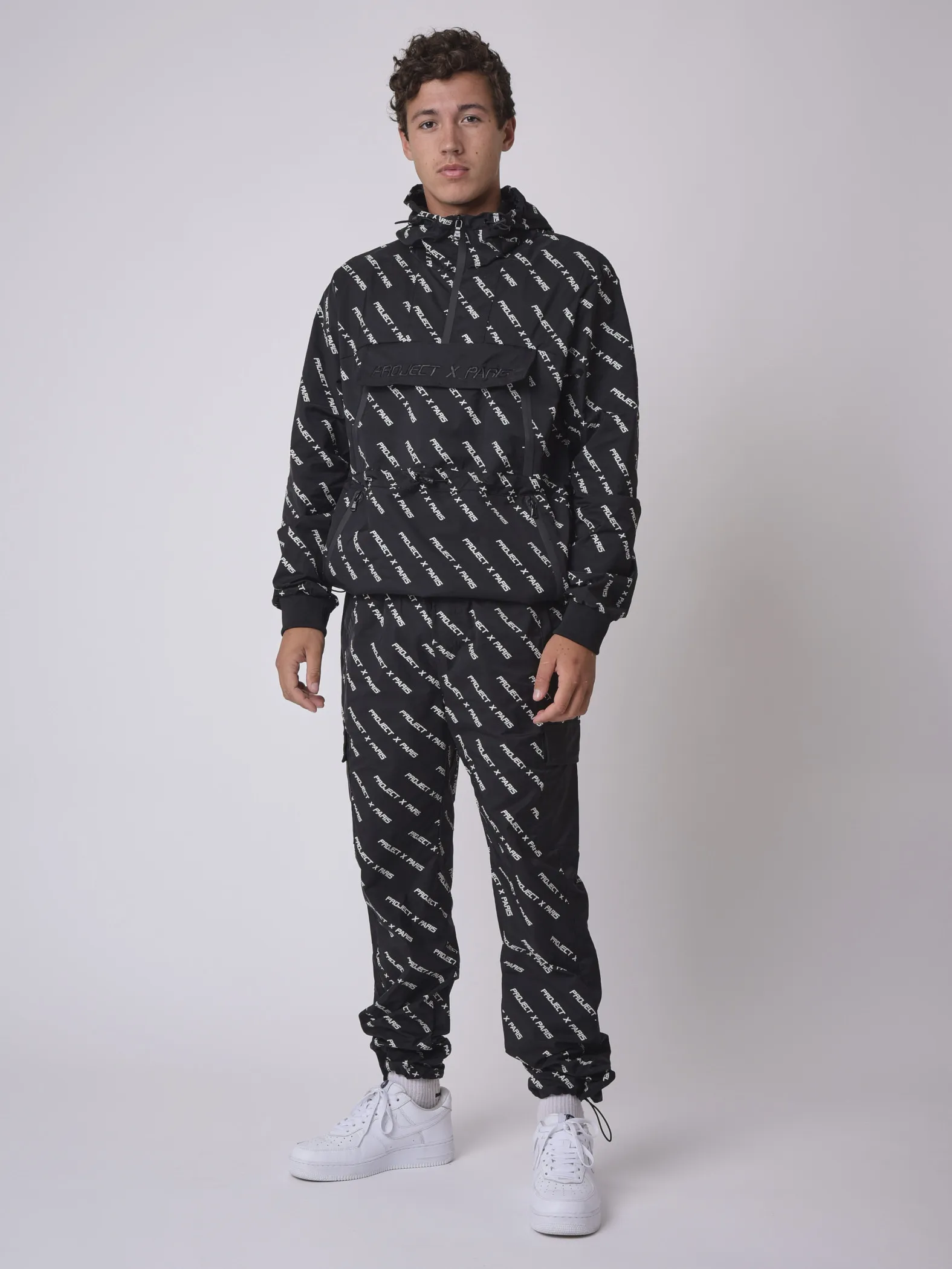 Pantalón de chándal con logotipo iridiscente