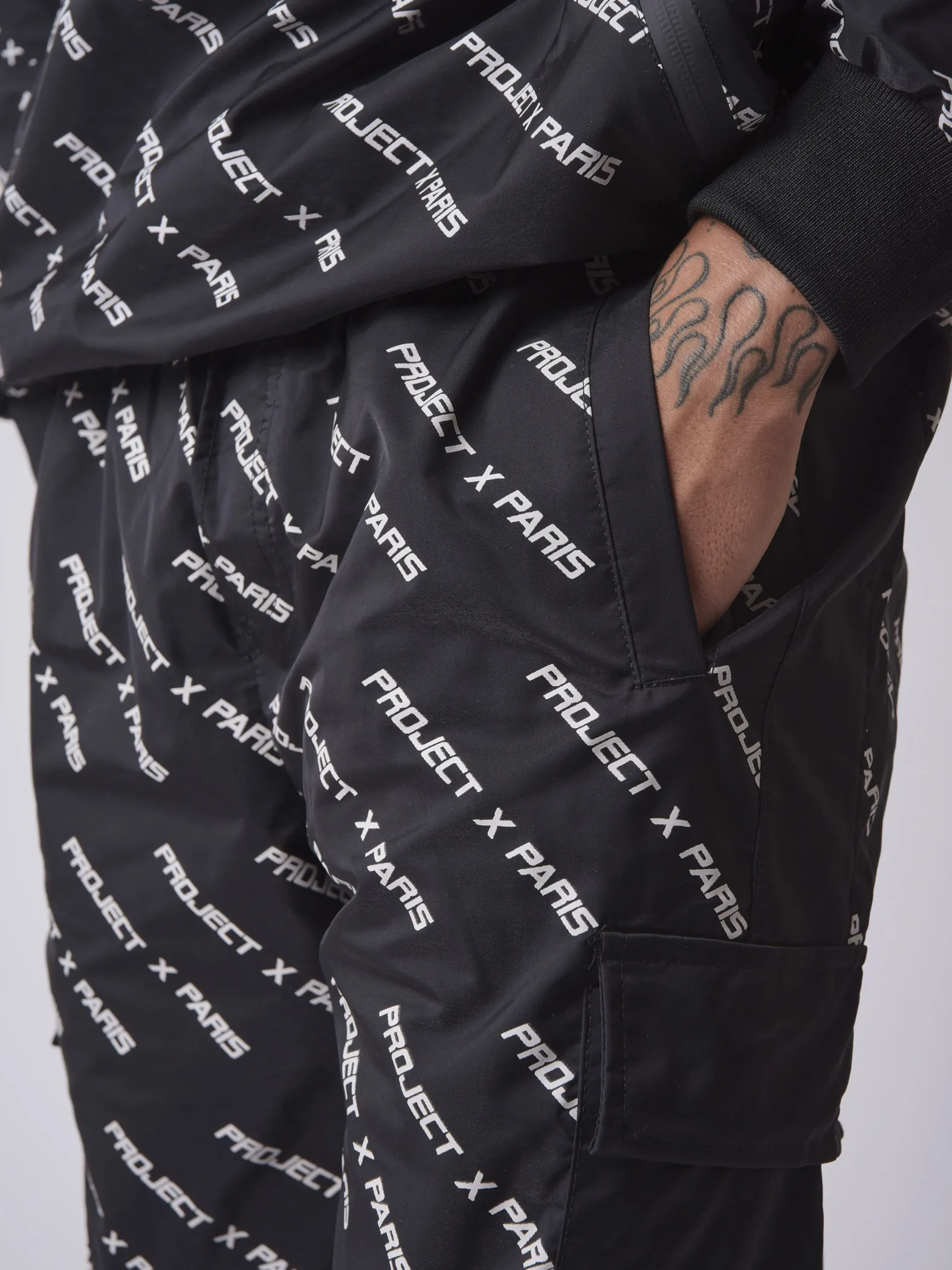 Pantalón de chándal con logotipo iridiscente