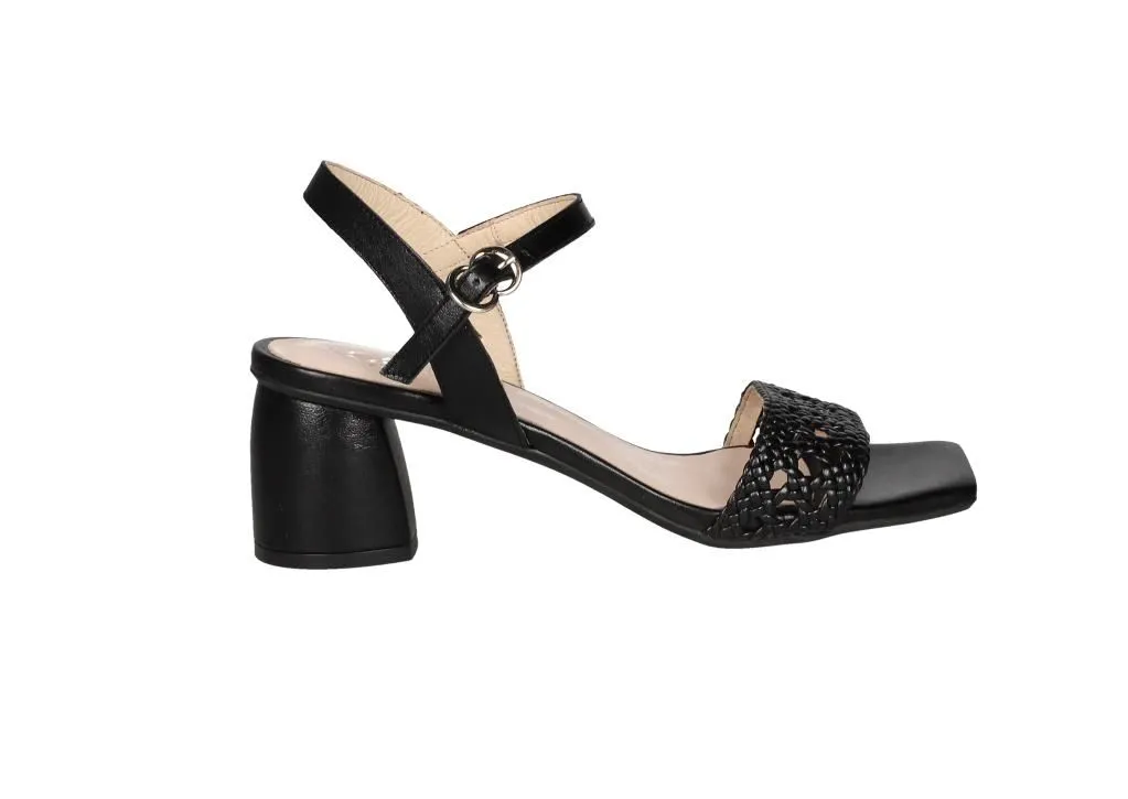 Sandalia Negra Pala Trenza Con Pulsera