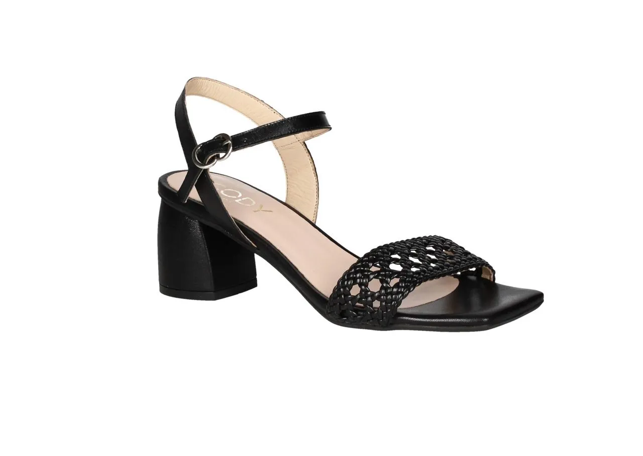 Sandalia Negra Pala Trenza Con Pulsera