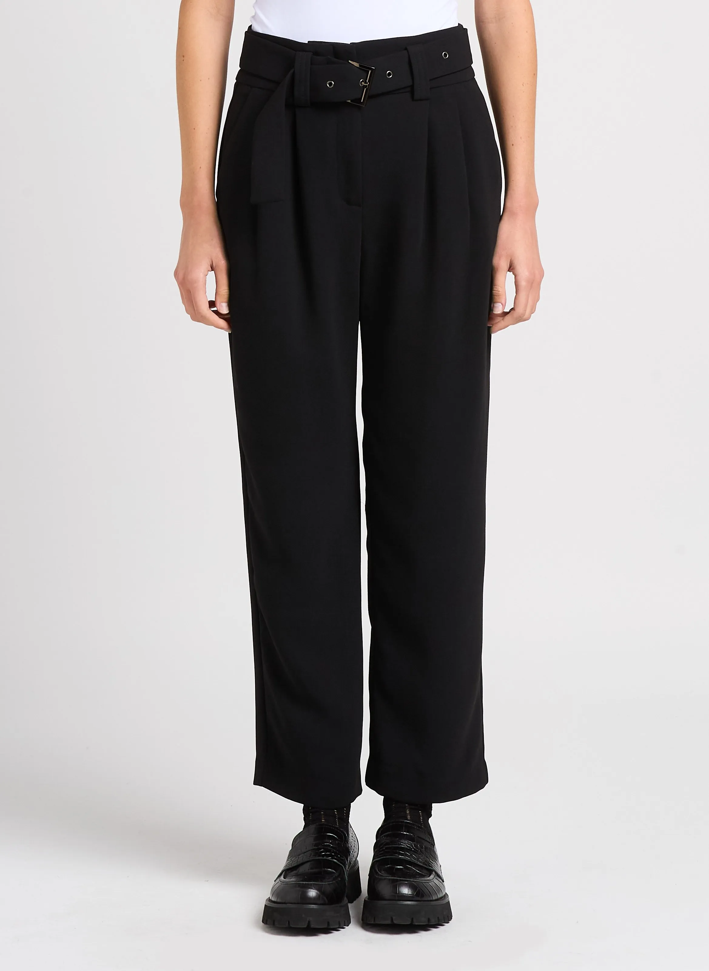 SUNCOO JARED  PANTALóN DE TALLE ALTO CON PINZAS EN NEGRO
