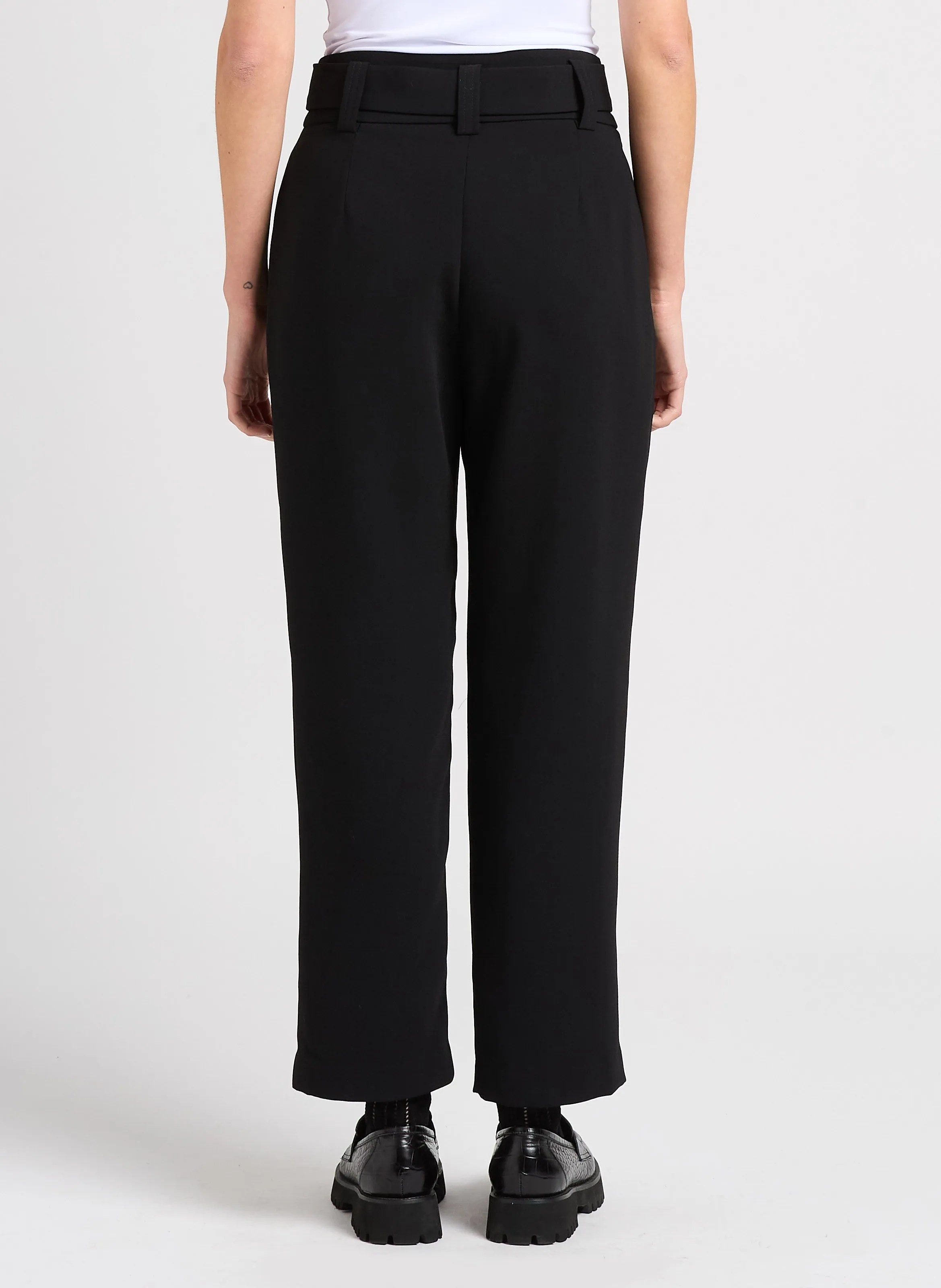 SUNCOO JARED  PANTALóN DE TALLE ALTO CON PINZAS EN NEGRO