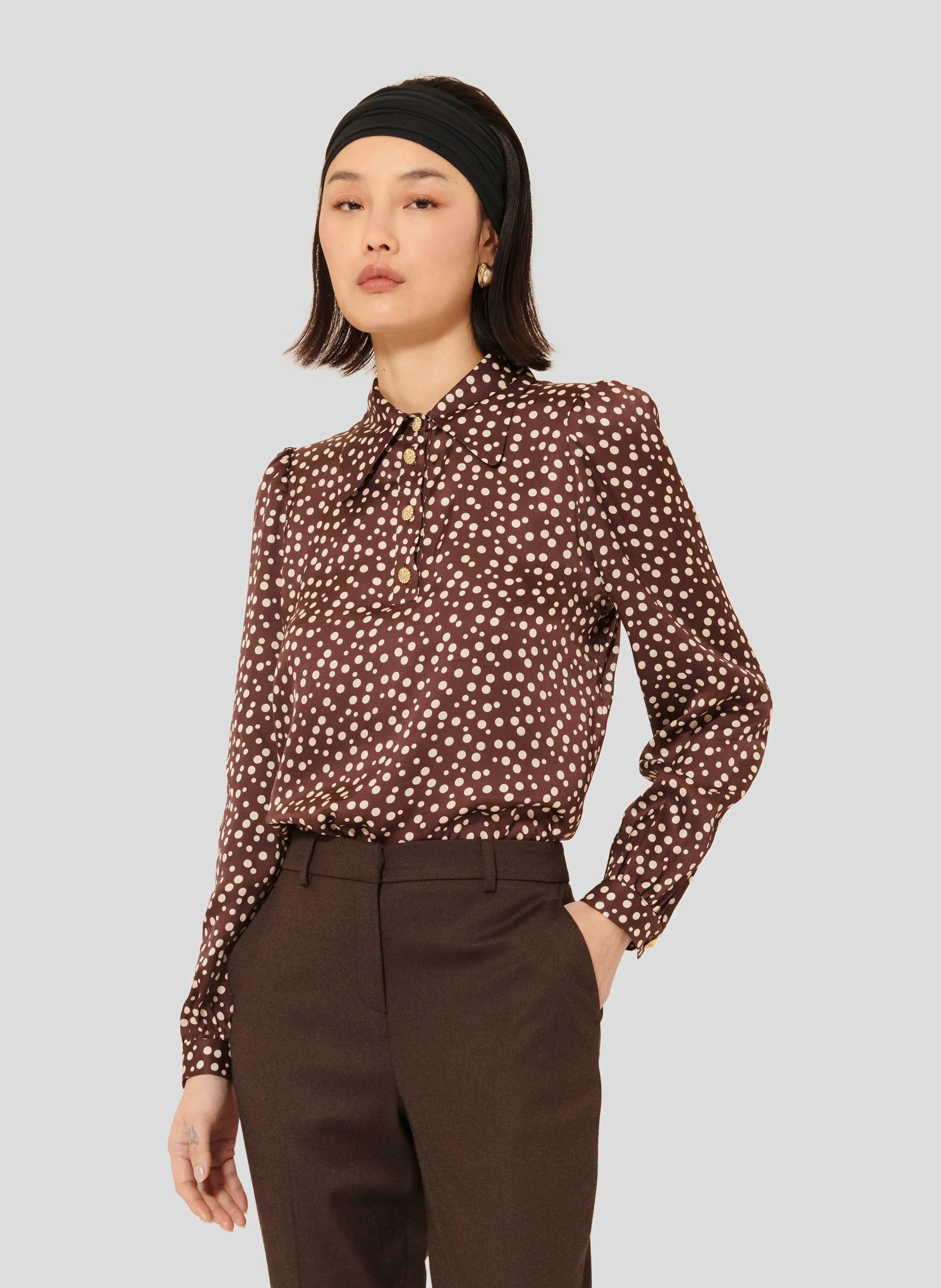 TARA JARMON TONIO  TOP CON CUELLO CLáSICO ESTAMPADO EN MARRON