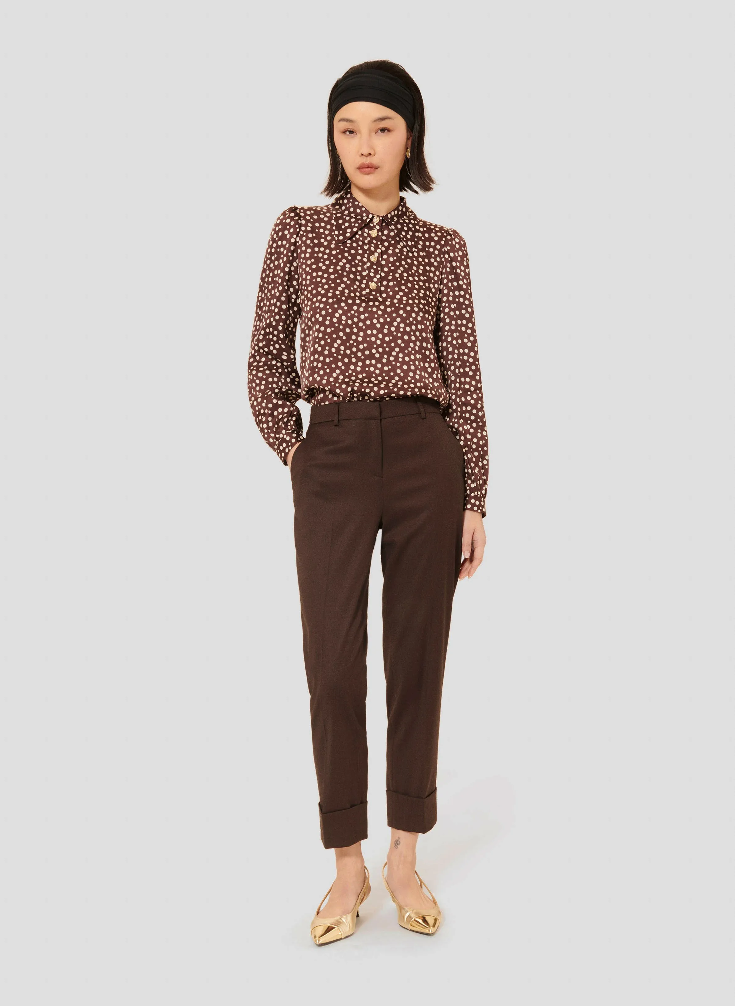 TARA JARMON TONIO  TOP CON CUELLO CLáSICO ESTAMPADO EN MARRON