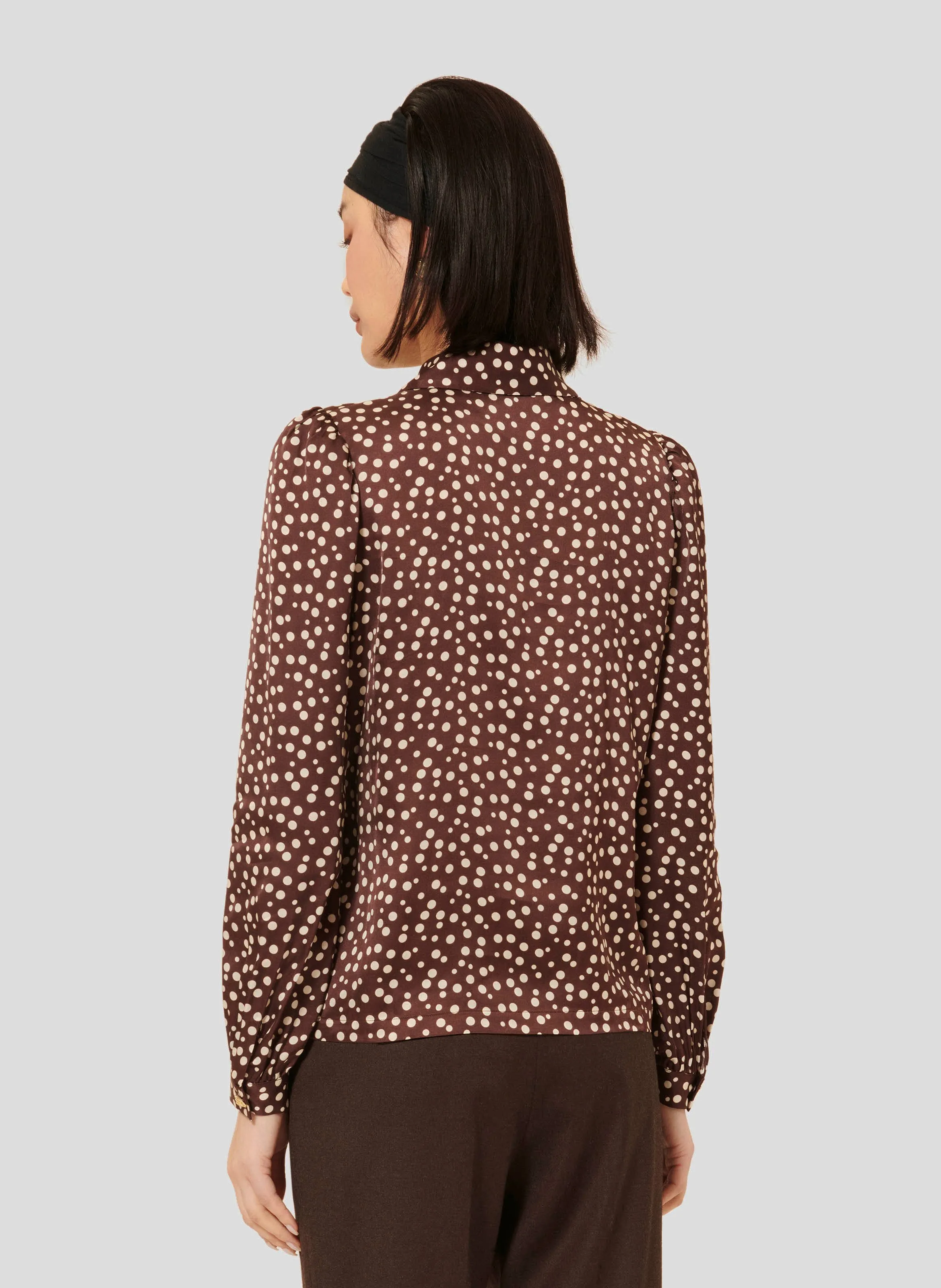 TARA JARMON TONIO  TOP CON CUELLO CLáSICO ESTAMPADO EN MARRON