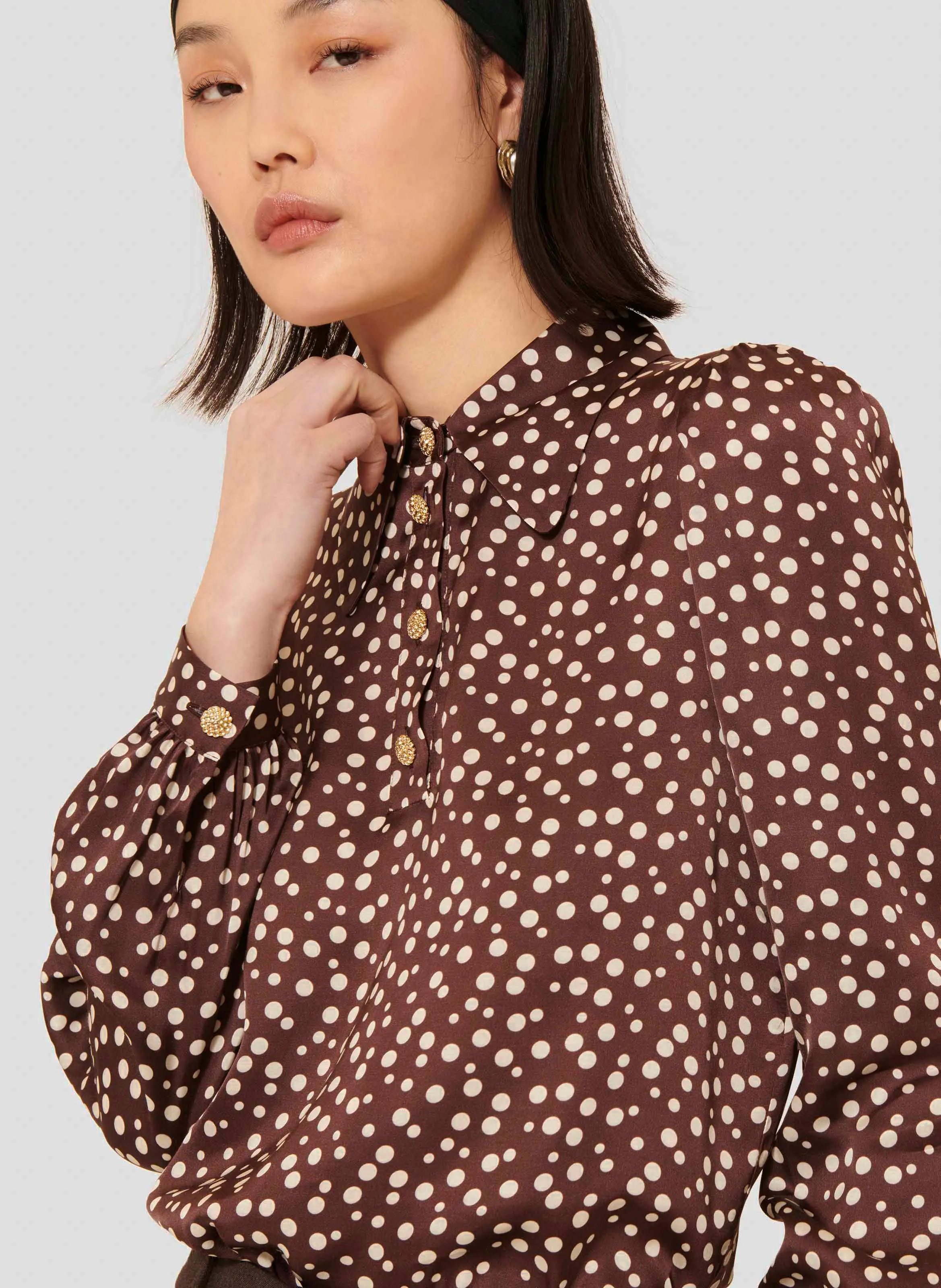 TARA JARMON TONIO  TOP CON CUELLO CLáSICO ESTAMPADO EN MARRON