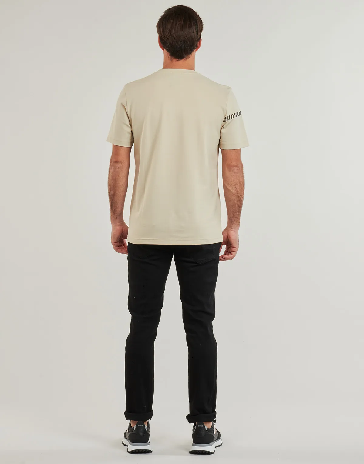 Tee 5