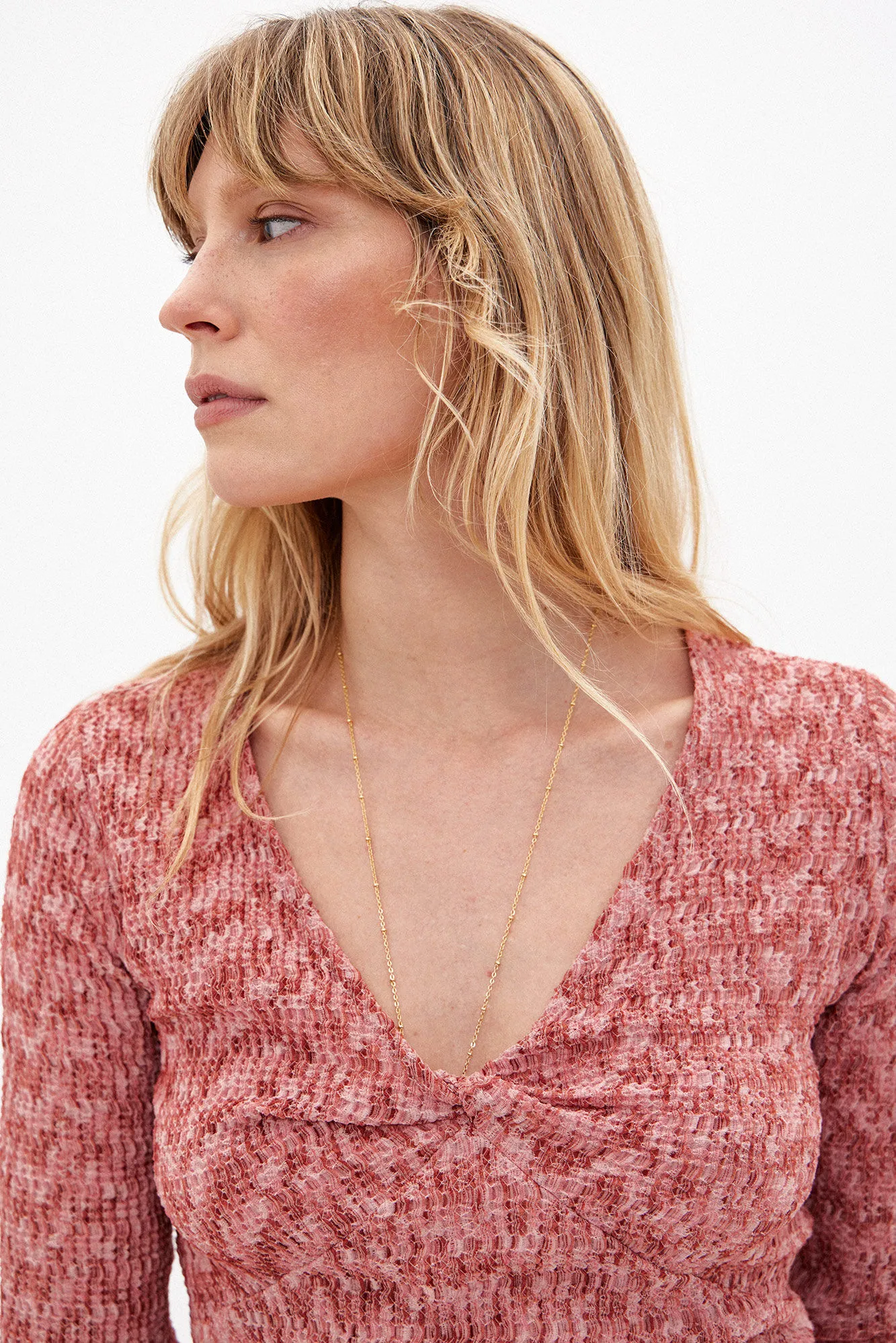 Thaís. Camiseta con textura y nudo