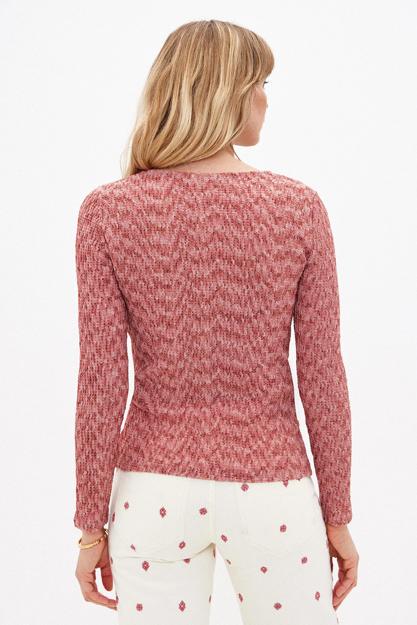 Thaís. Camiseta con textura y nudo