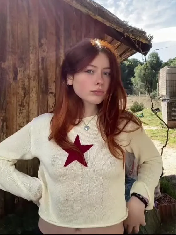 Top corto de punto de crochet con estrellas