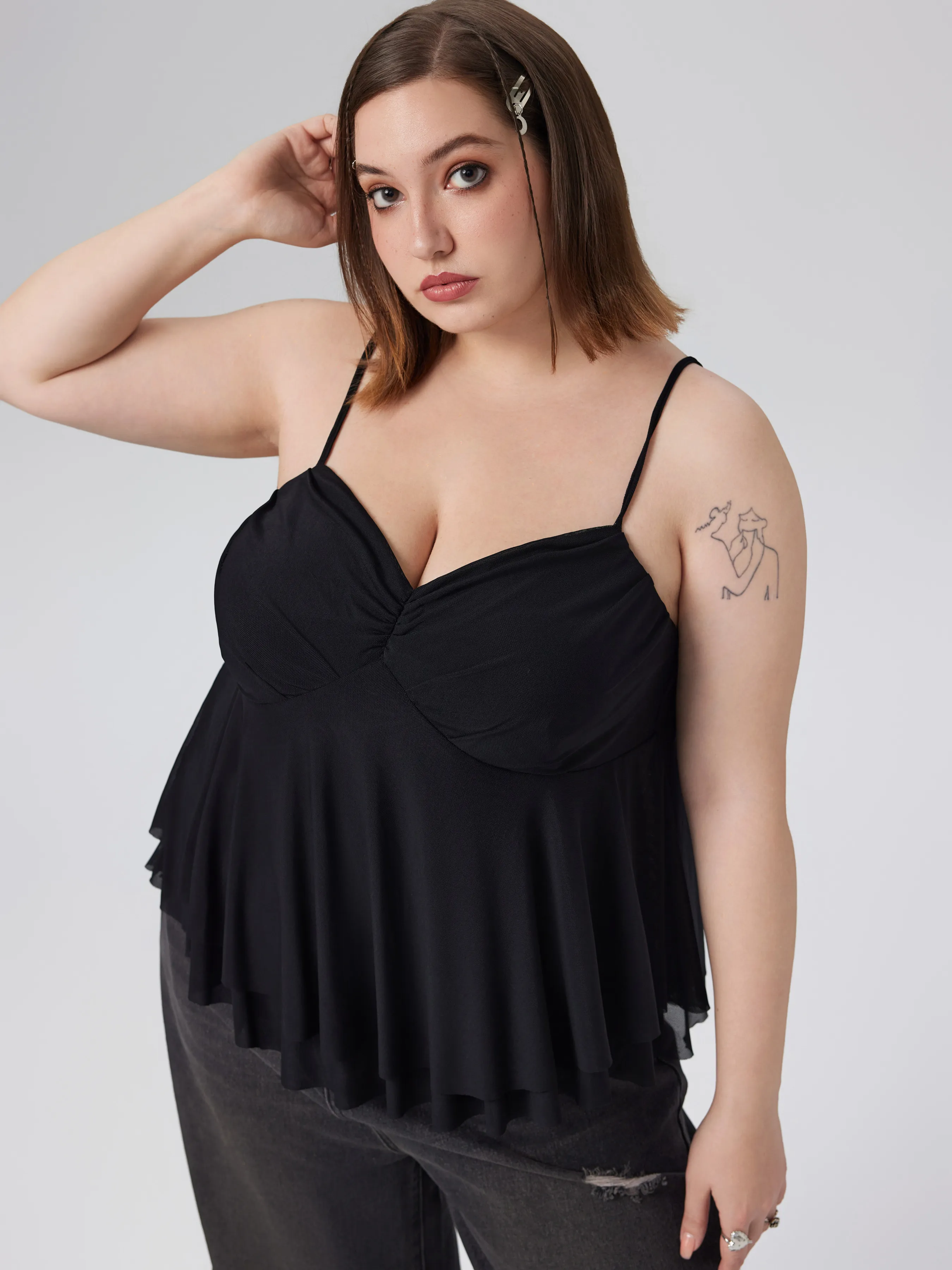 Top de malla con cuello en V sólido con fruncido y volantes Curvy