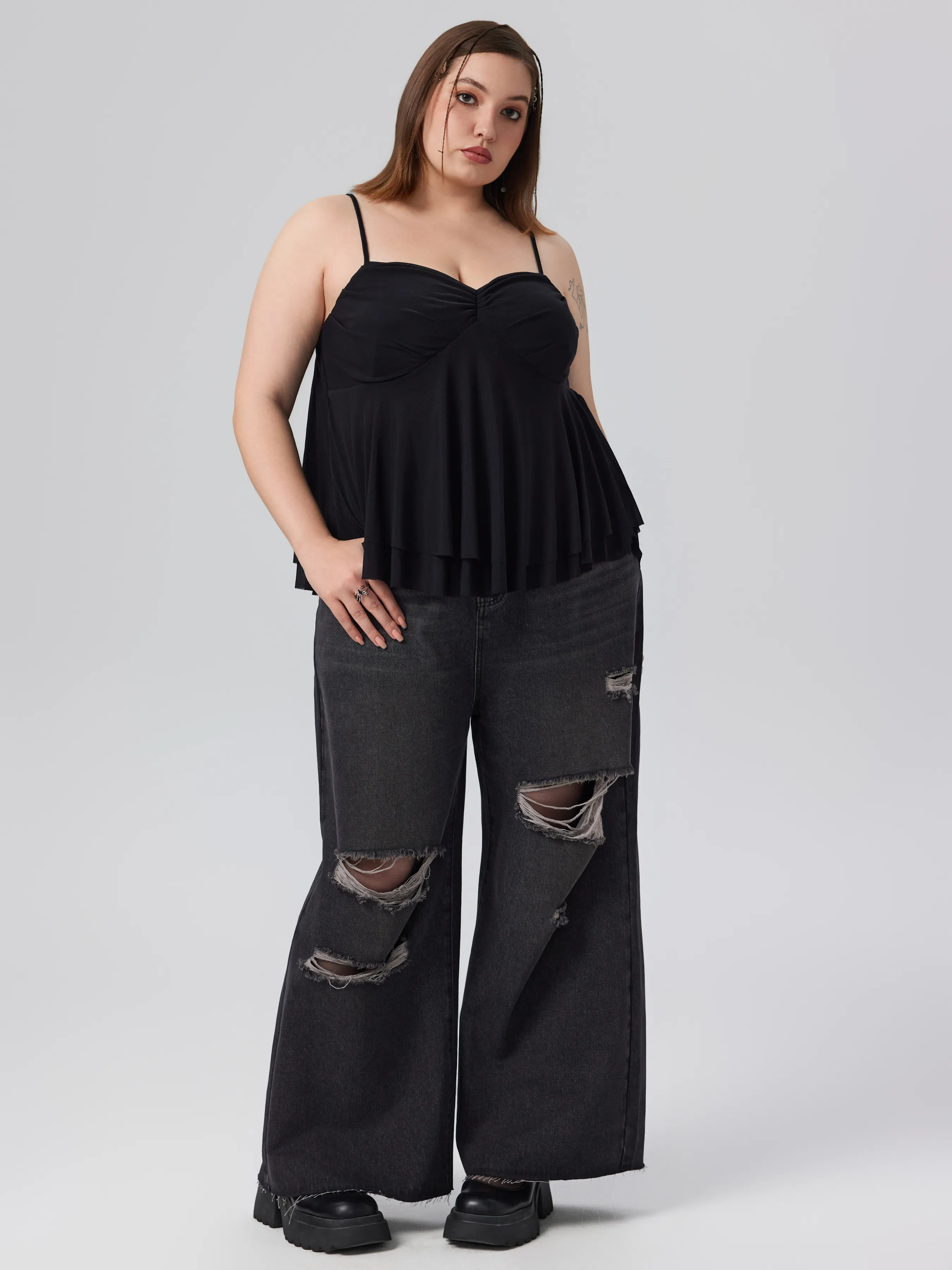Top de malla con cuello en V sólido con fruncido y volantes Curvy