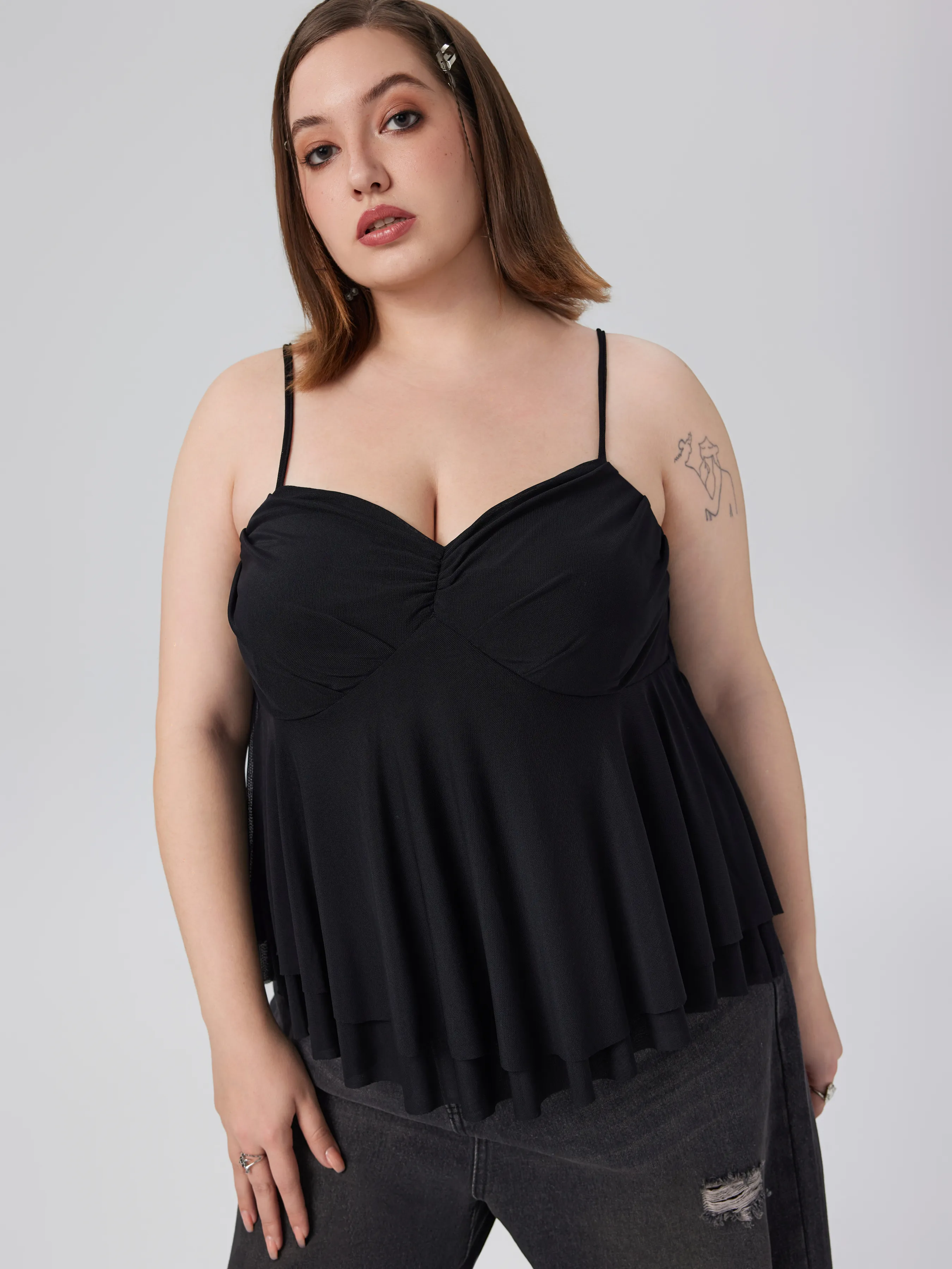 Top de malla con cuello en V sólido con fruncido y volantes Curvy
