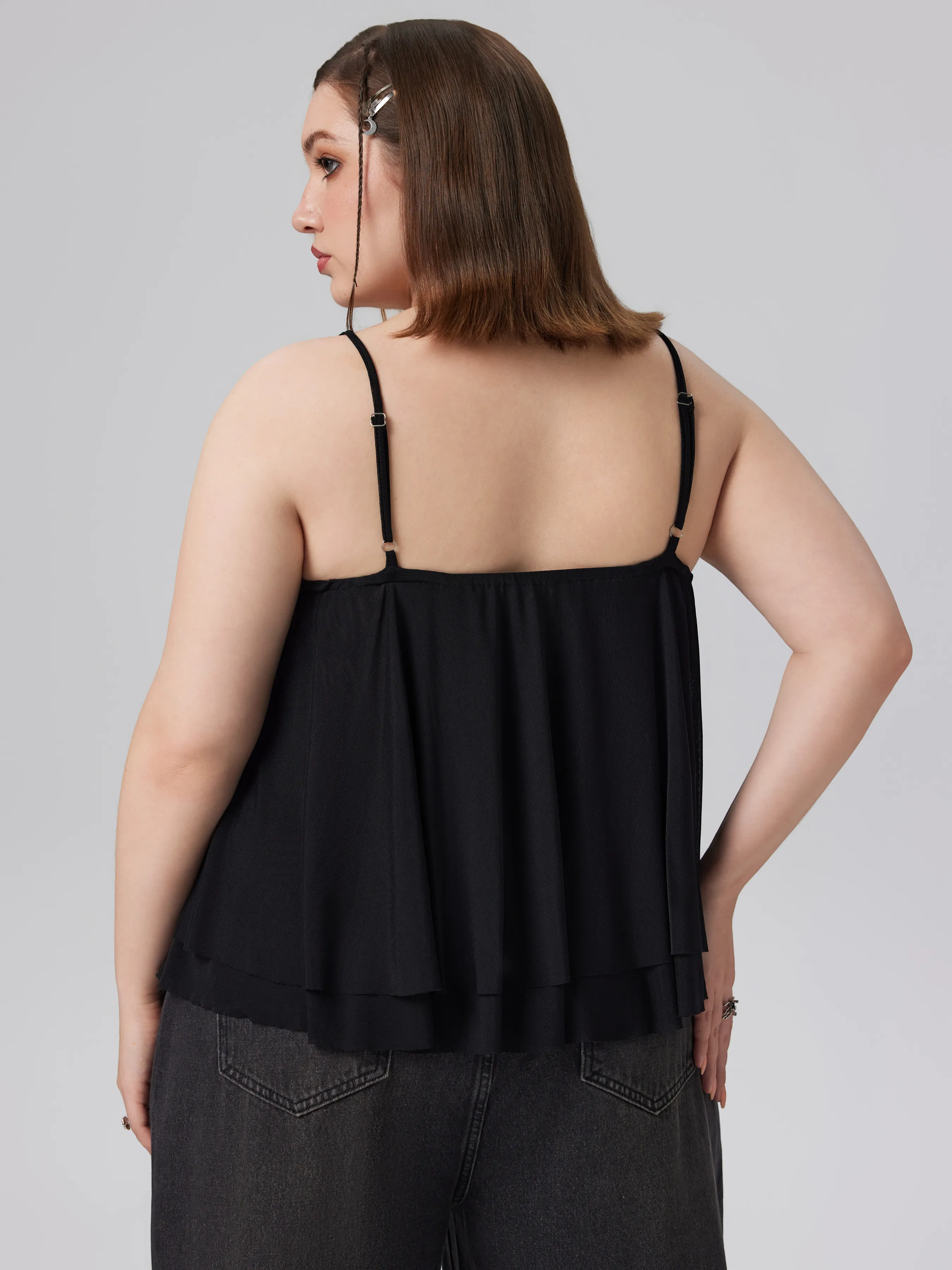 Top de malla con cuello en V sólido con fruncido y volantes Curvy