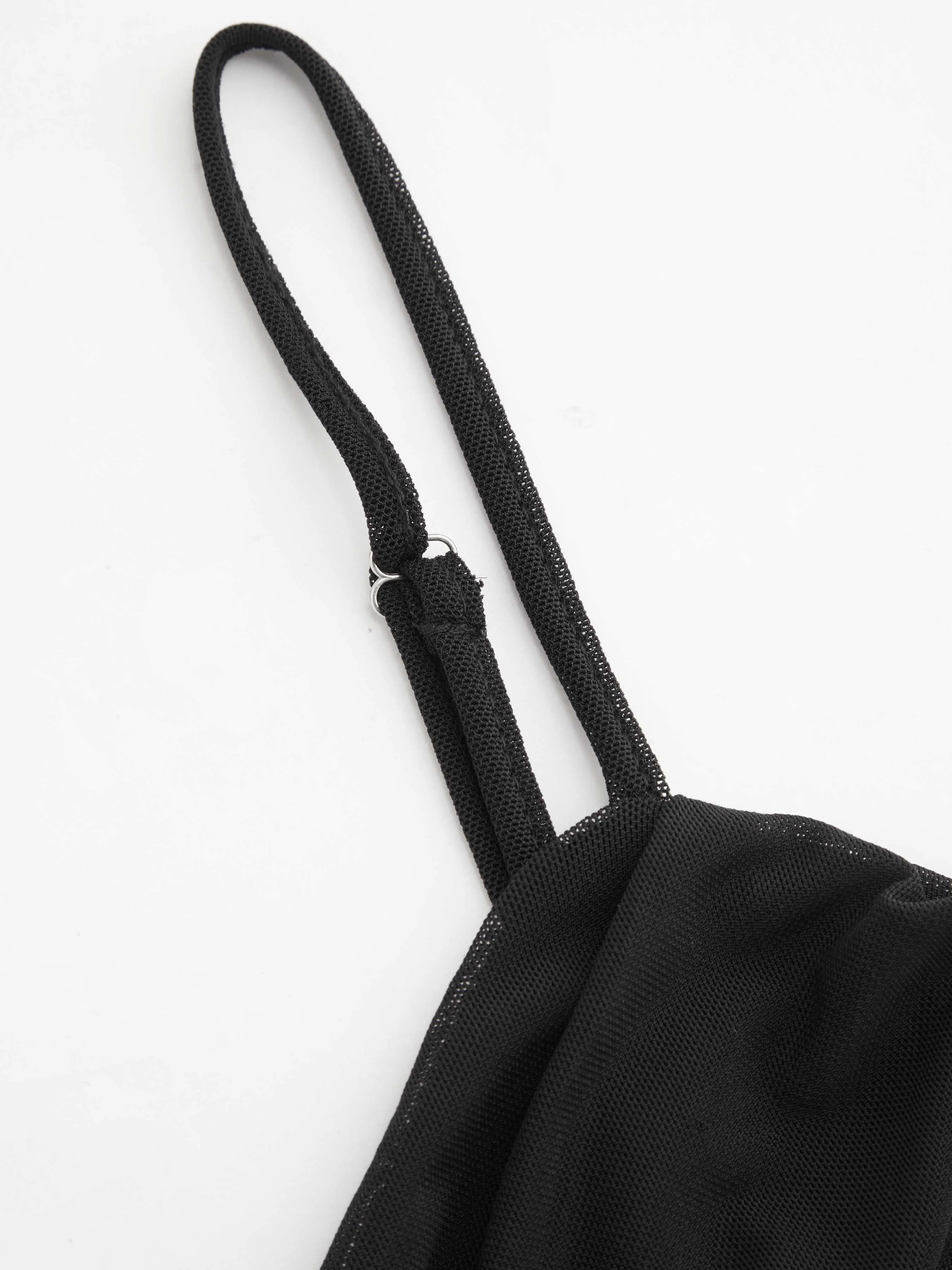 Top de malla con cuello en V sólido con fruncido y volantes Curvy