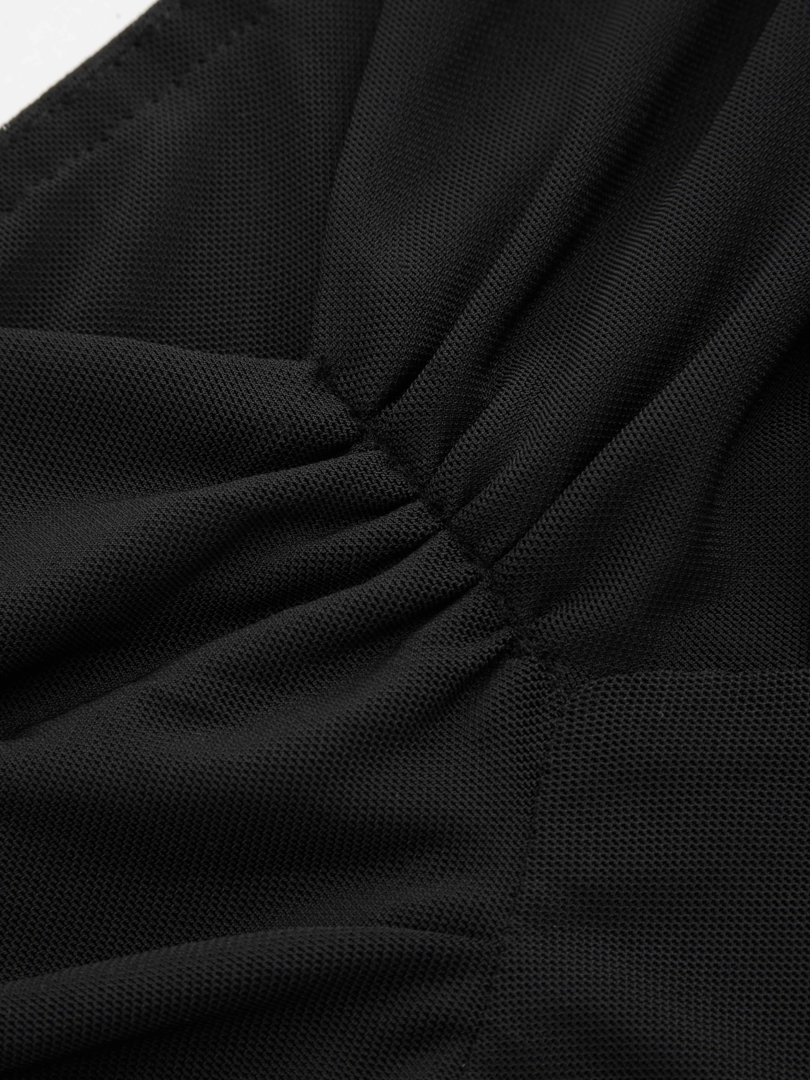 Top de malla con cuello en V sólido con fruncido y volantes Curvy