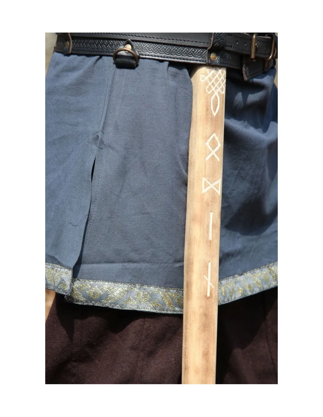 Túnica romana azul con bordados