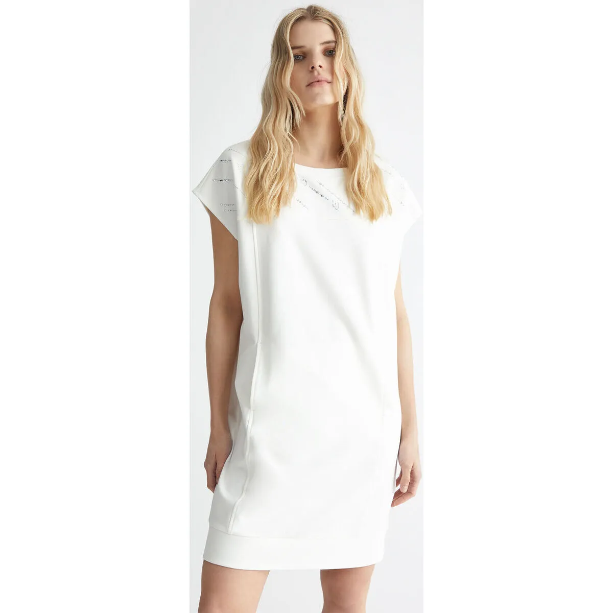 Vestido corto blanco con strass