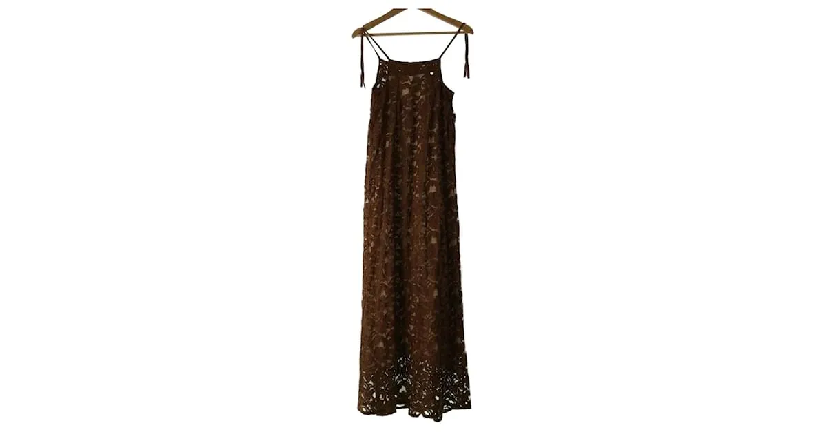 ***Vestido largo de encaje de Roberto Collina Castaño 