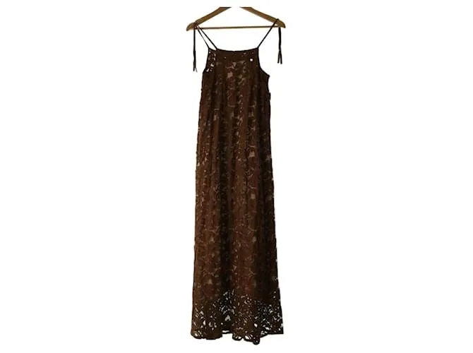 ***Vestido largo de encaje de Roberto Collina Castaño 