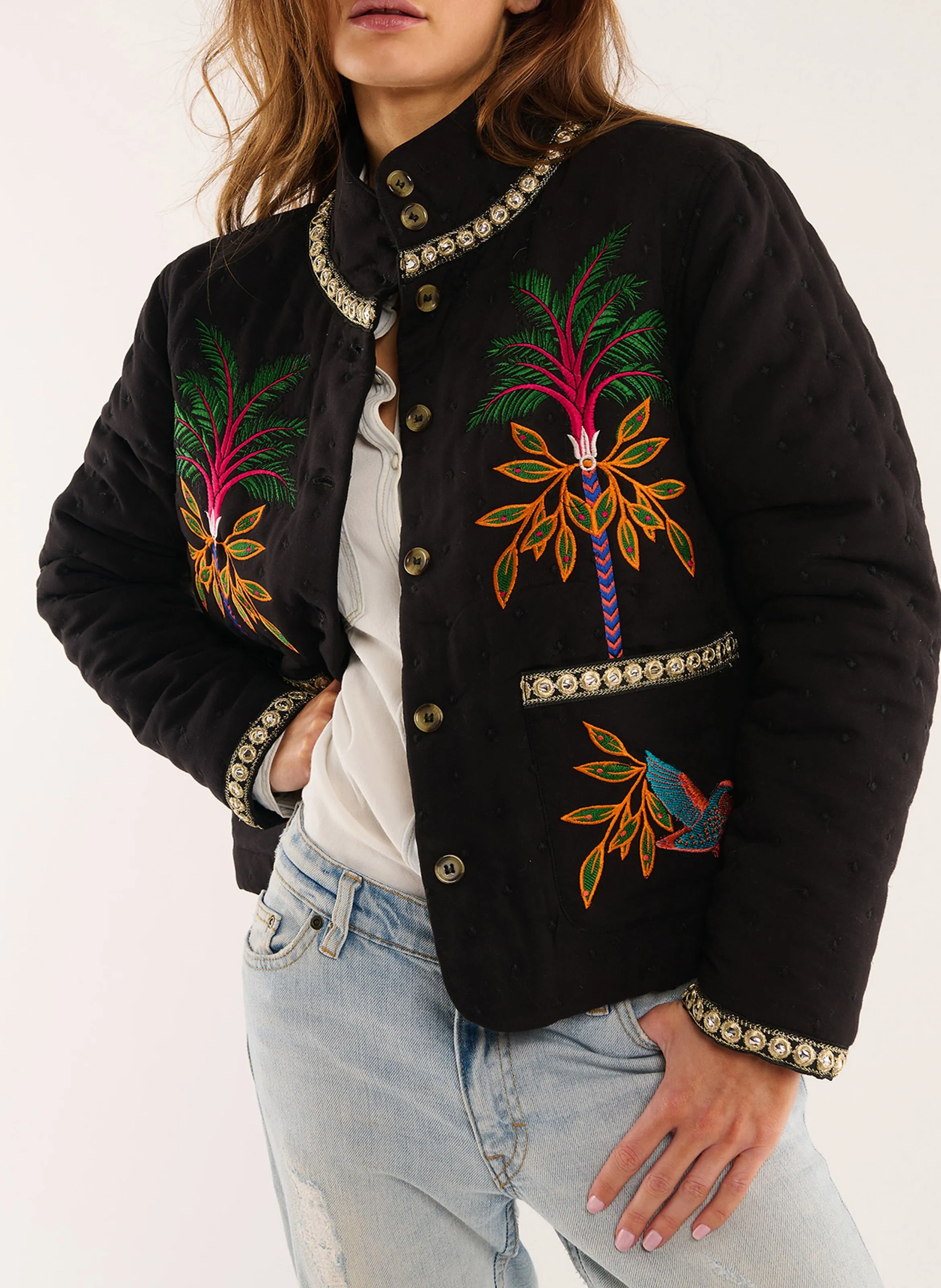 WILD GAIUS  CHAQUETA RECTA CON CUELLO ALTO BORDADO EN NEGRO