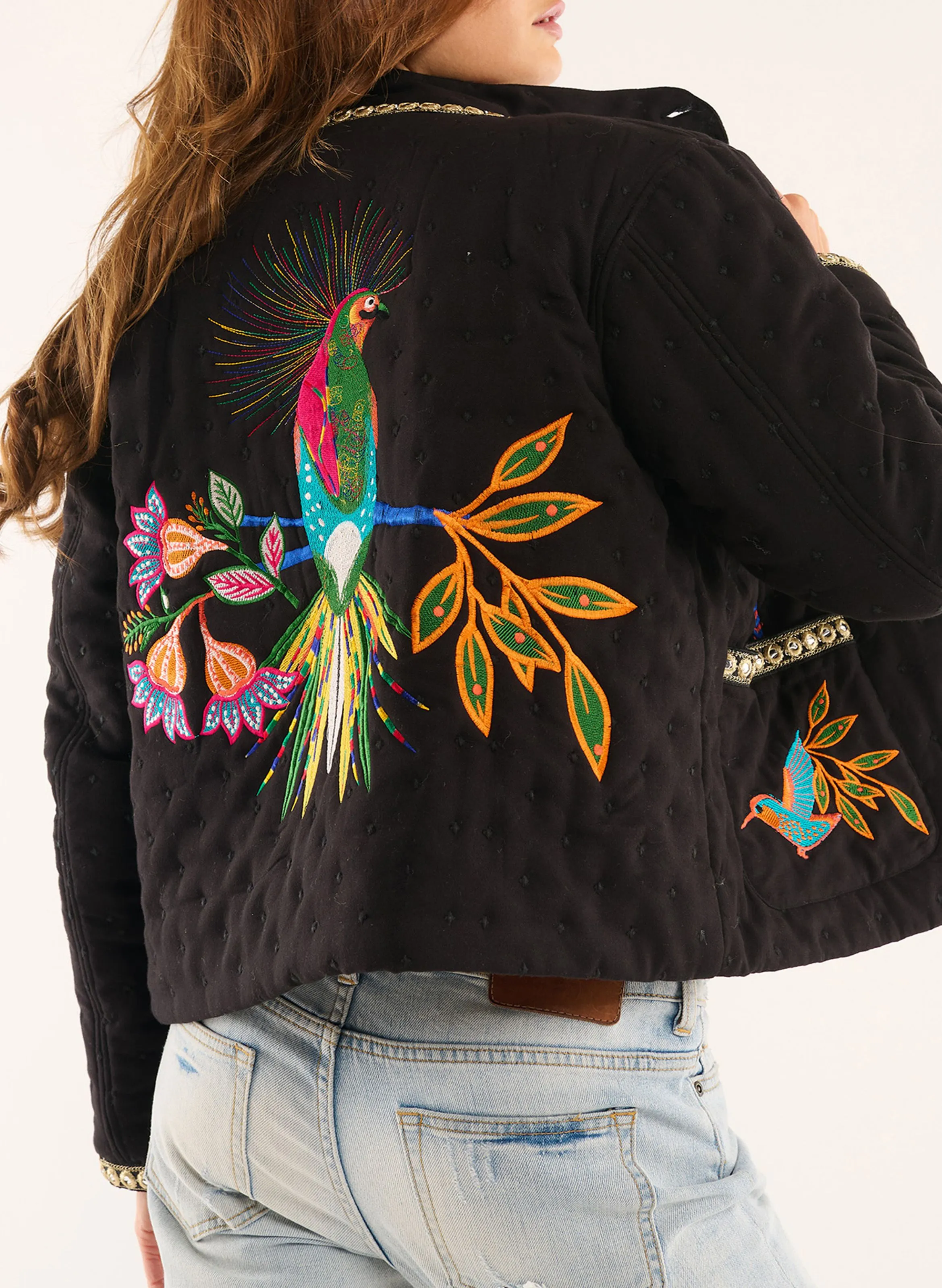 WILD GAIUS  CHAQUETA RECTA CON CUELLO ALTO BORDADO EN NEGRO